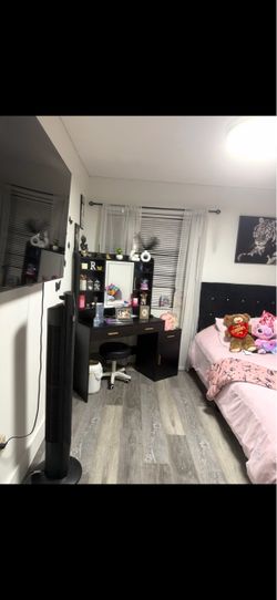 Black vanity with black chair
