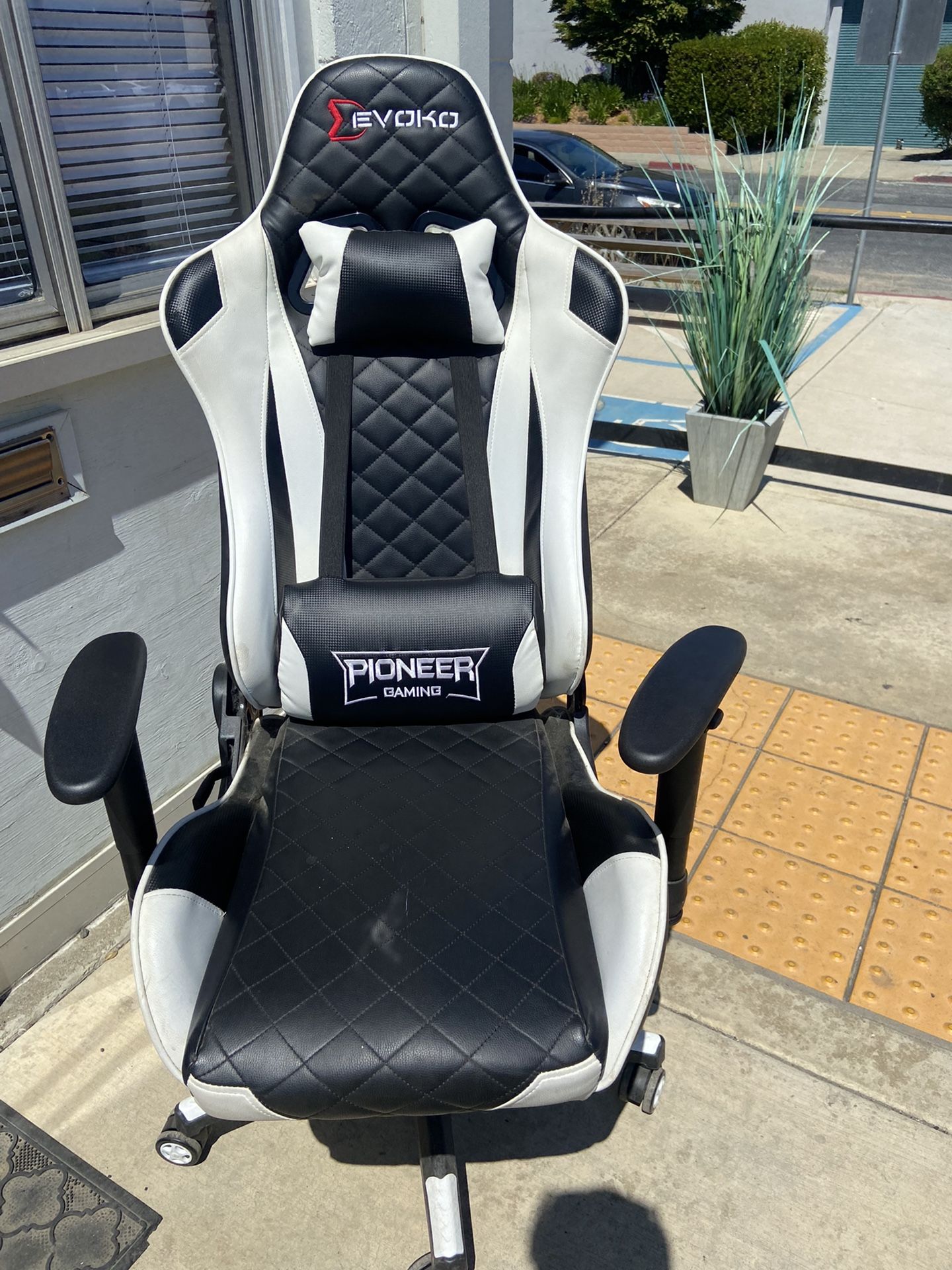 Evoko Gaming Chair for Sale in Watsonville, CA OfferUp