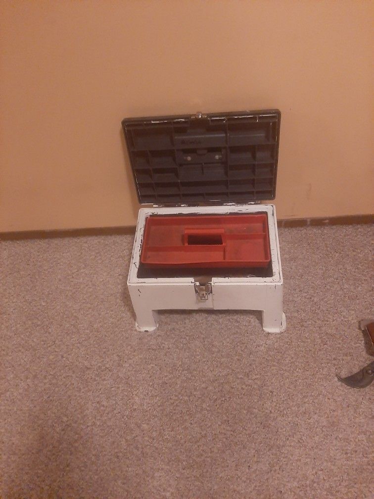 Step and Store Tool Box / Step Stool
