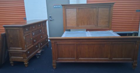 kng Sz Bd St With Base Good Condition