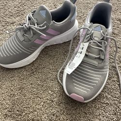 New Adidas Size 7 Woman’s