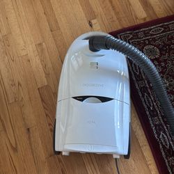 Vacuum kemore meile built canister vac