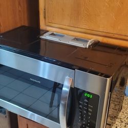 Countertop Frigidaire Microwave 