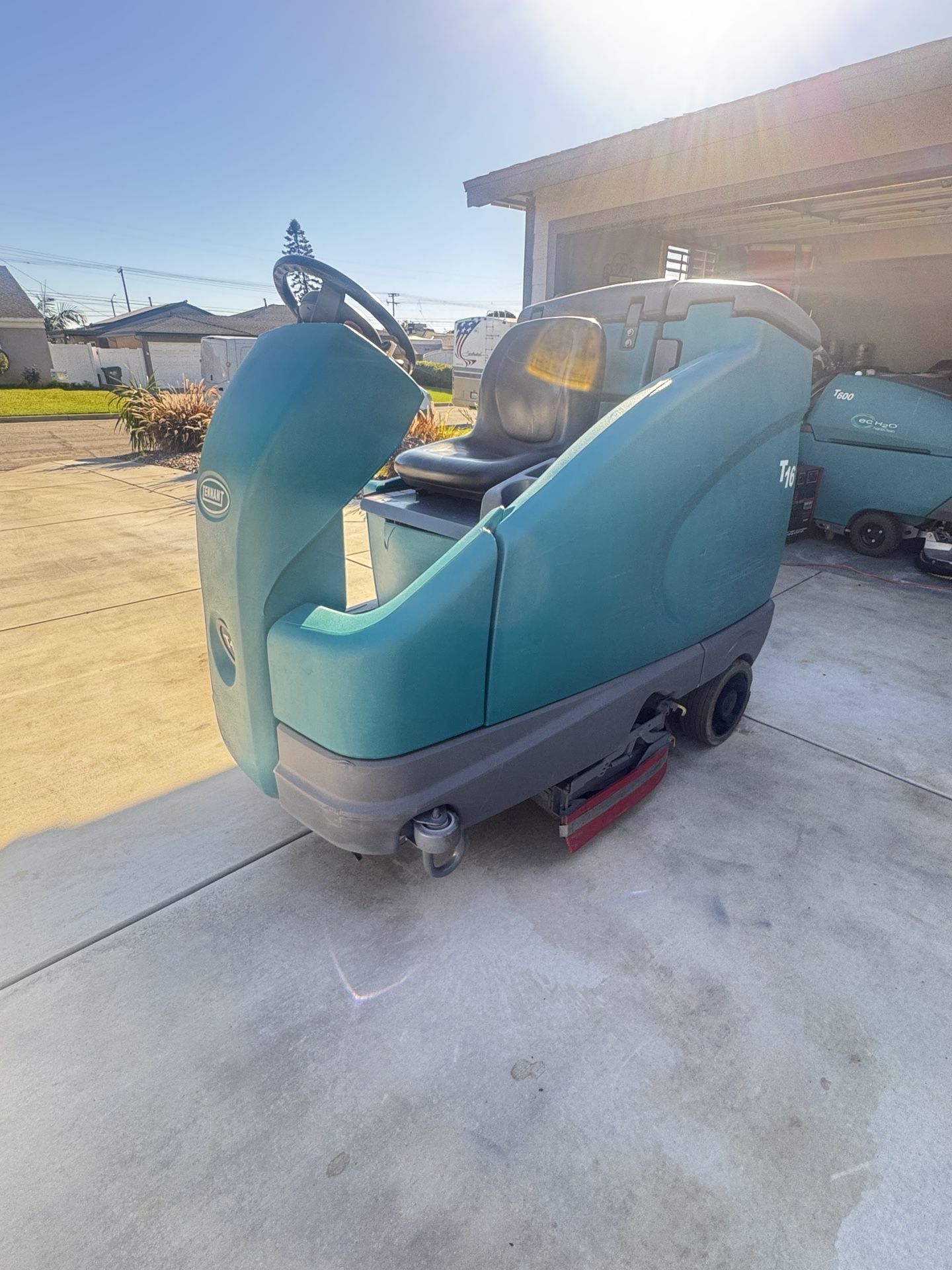 Tennant T16 Ride On Floor Scrubber