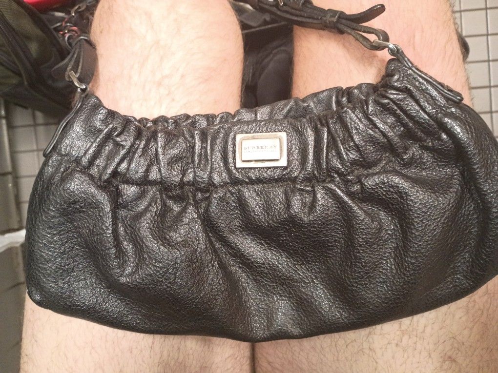 Burberry Clamshell Purse – Classic Look, Great Condition (No, It’s Not a Lunchbox)
