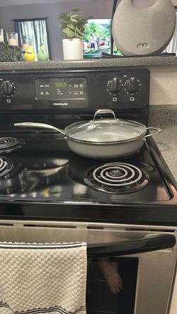 Ceramic nonstick 4 QT sauté  pan with glass lid with steam vent BRAND NEW