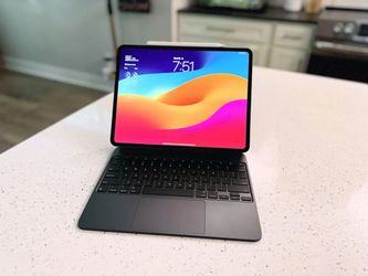 iPad Pro 13 M4 256gb with Magic Keyboard and Apple Pencil