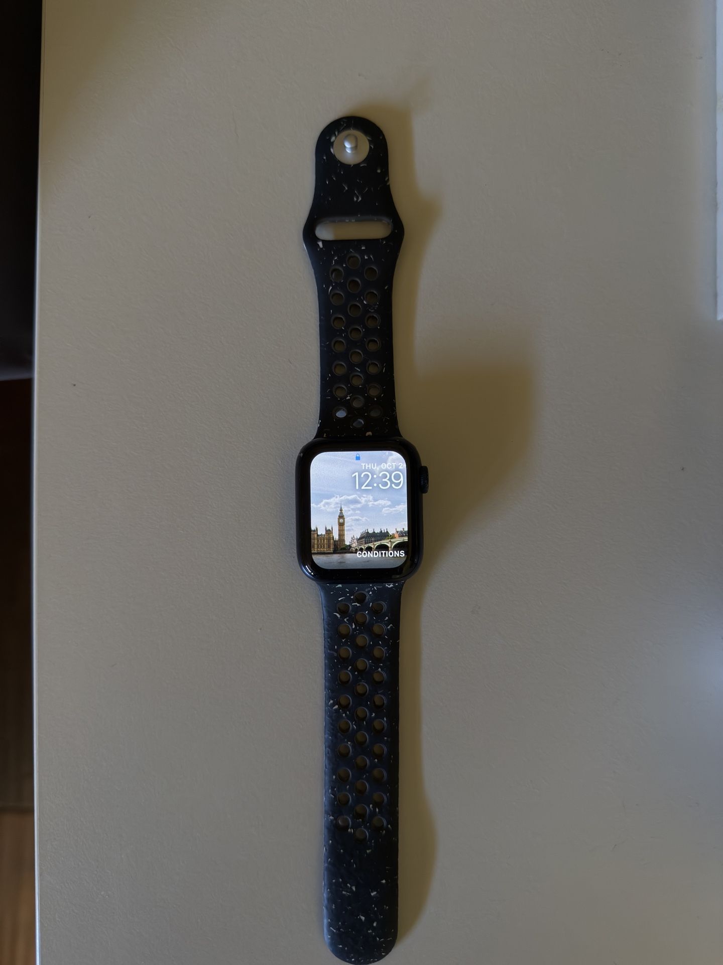 Apple Watch Series 6 w/ Nike Band and Charger Included