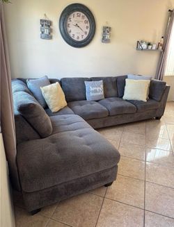 Amazing condition gray sectional couch !!