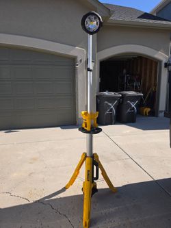 DEWALT Cordless Tripod Work Light