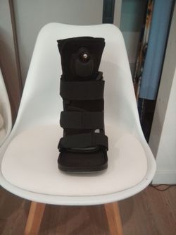 Left boot for fracture ankle