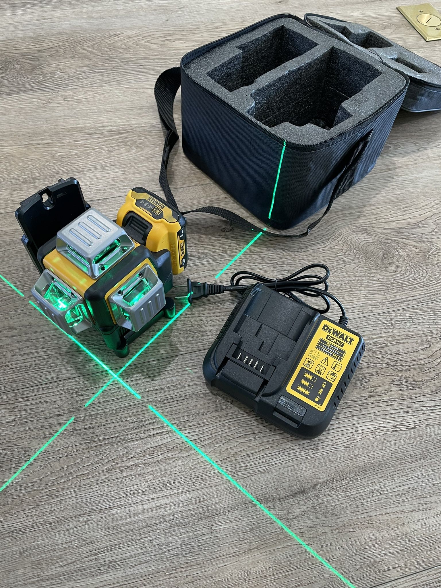 DeWalt Lazer 360 Laser Green With battery and Charger 