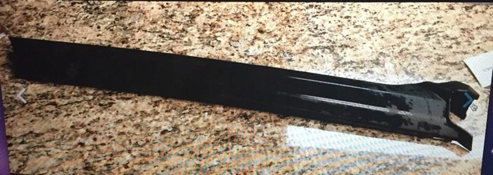 04-09 LR3 LF windshield molding