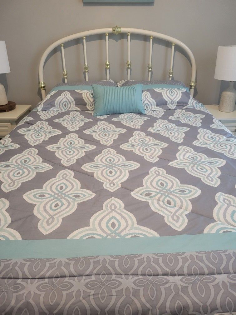 Queen Bed ,Lamps, And Tables