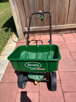 Lawn broadcast spreader