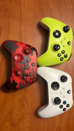 3 Xbox controllers