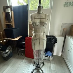 Professional Dress Form Size 6 (MINT)