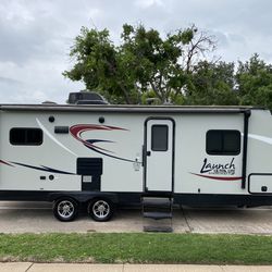 2018 StarCraft launch ultra light 26 foot slide out one owner Central AC and heat awning, solar, ready, Travel Trailer