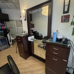Salon Station With Mirror