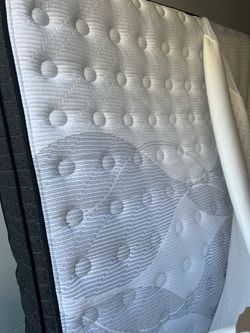Diamond LUXURY King Mattress - CoolTouch Pillow Top - Like New!
