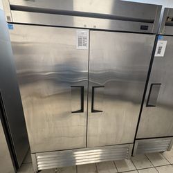 STORE CLOSING!! INDUSTRIAL TRUE Brand Refrigerator & Freezer PLUS EXTRA Smaller Freezer & Icemaker!!