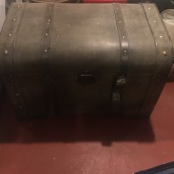 Large Art Deco Trunk (great For Blankets/storage Etc)