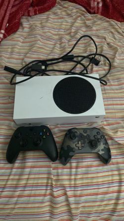 Xbox Series S with 2 Controllers