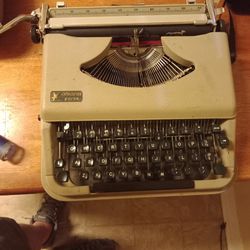 Antares Parva Vintage Typewriter 