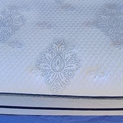 🔥 Like New QUEEN Hampton & Rhodes “Windsor Pillow Top” • Delivery Available 🔥