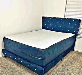 New Queen Bed Wht Matres For $300