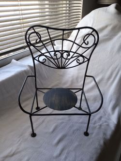 PLANT STAND DISPLAY CHAIR BLACK WROUGHT IRON 17" TALL VINTAGE VICTORIAN STYLE Metal Circular Seat Plate, Scroll Back, Arm Rests, Excellent Condition