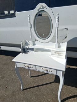 !! Vanity  Desk With Lighted Mirror Missing  A Drawer Firm  Price