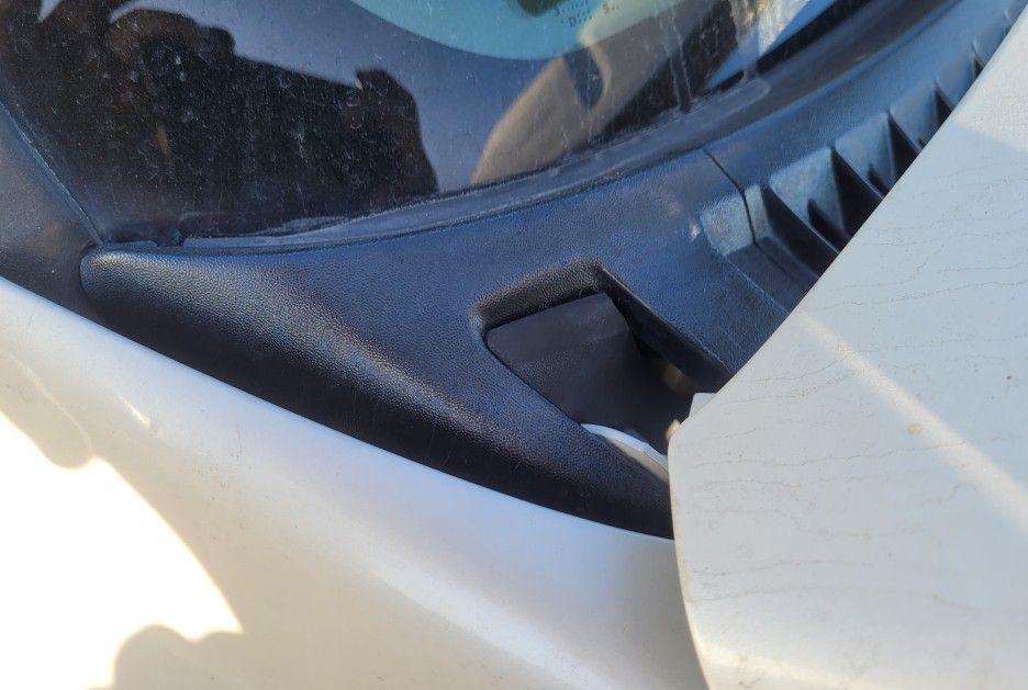 2000–2006 Chevrolet & GMC Antenna Delete Trim – OEM