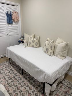 *LIKE NEW* Twin Bed & Bed Frame!