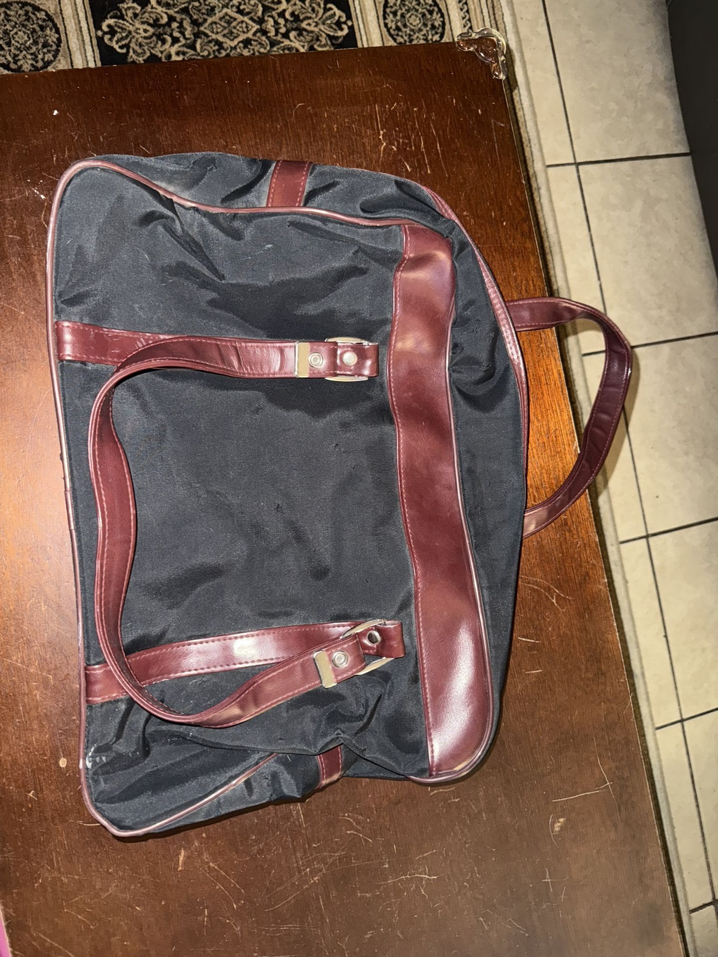 Vintage-Style Weekender Duffel – Faux Leather Trim – Black & Burgundy – Classic Travel Bag