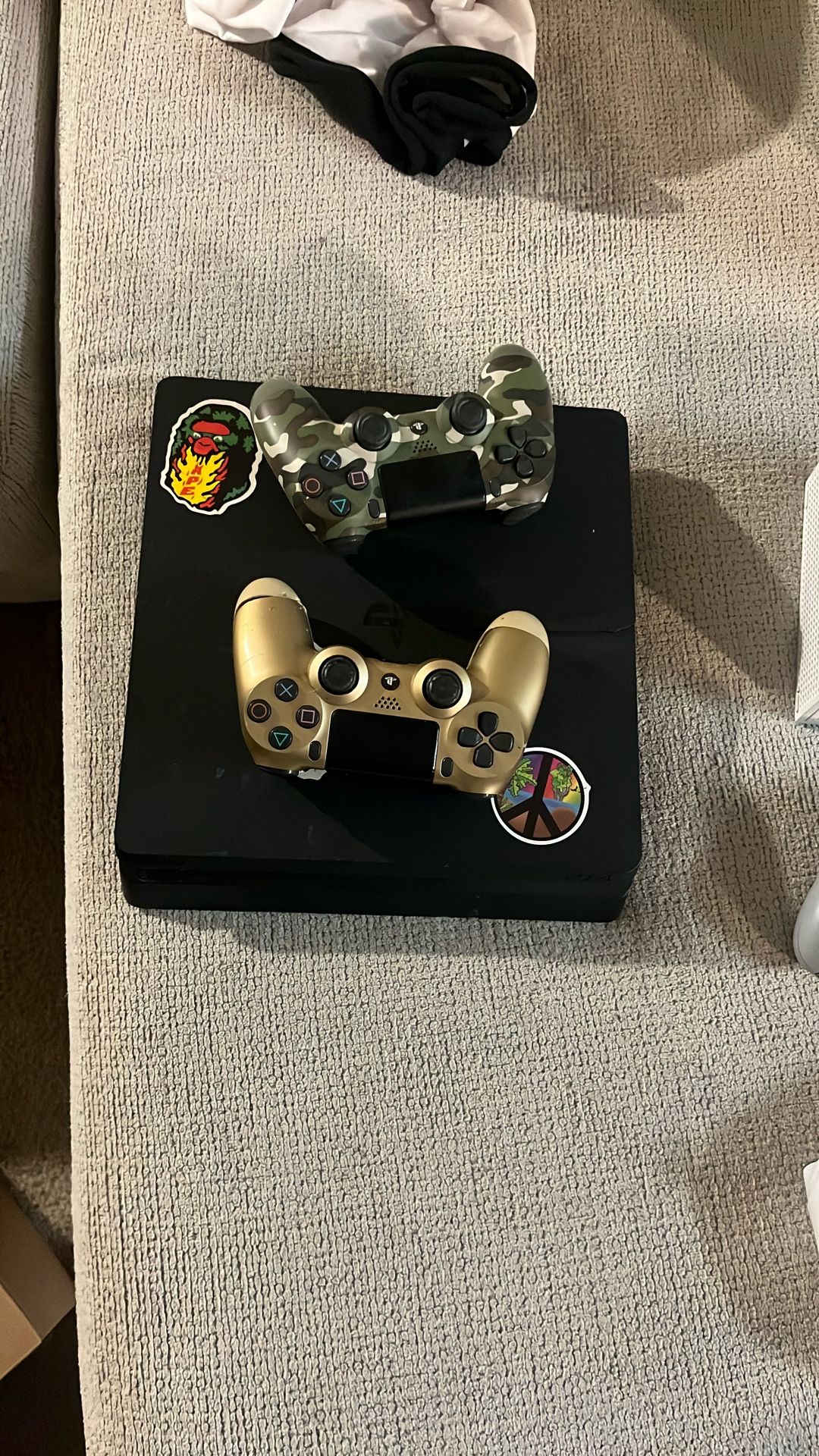 PS4 2 Controllers