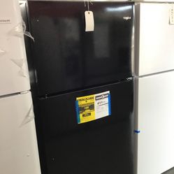 New Scratch And Dent Whirlpool 18.2 Cu Ft Top And Bottom Fridge. 1 Year Warranty 
