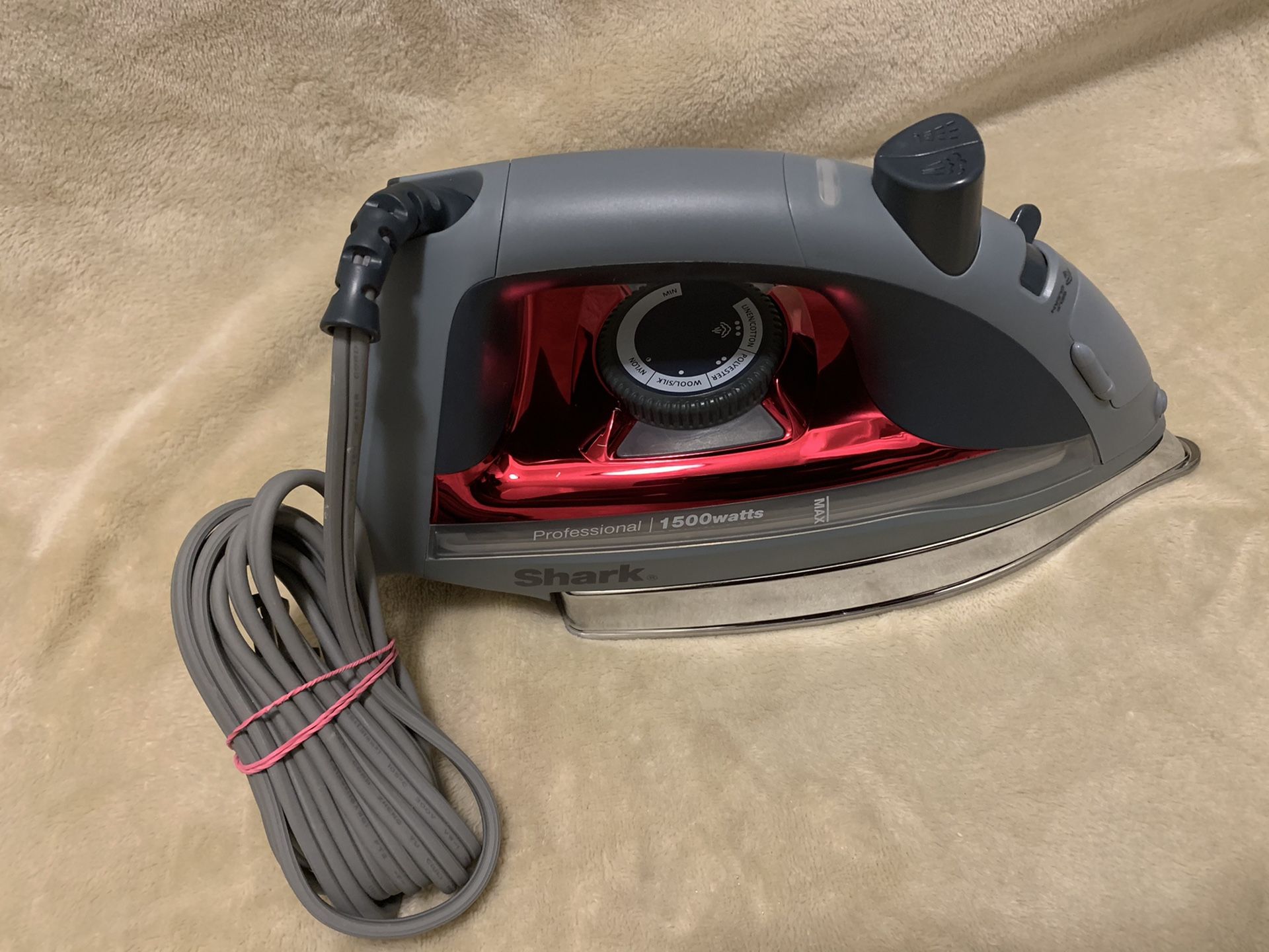 Shark Steam Iron Red Button-fit tip 1500 Watts 8.5" Soleplate with Holes