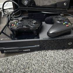 Xbox  One 500GB & Controllers 
