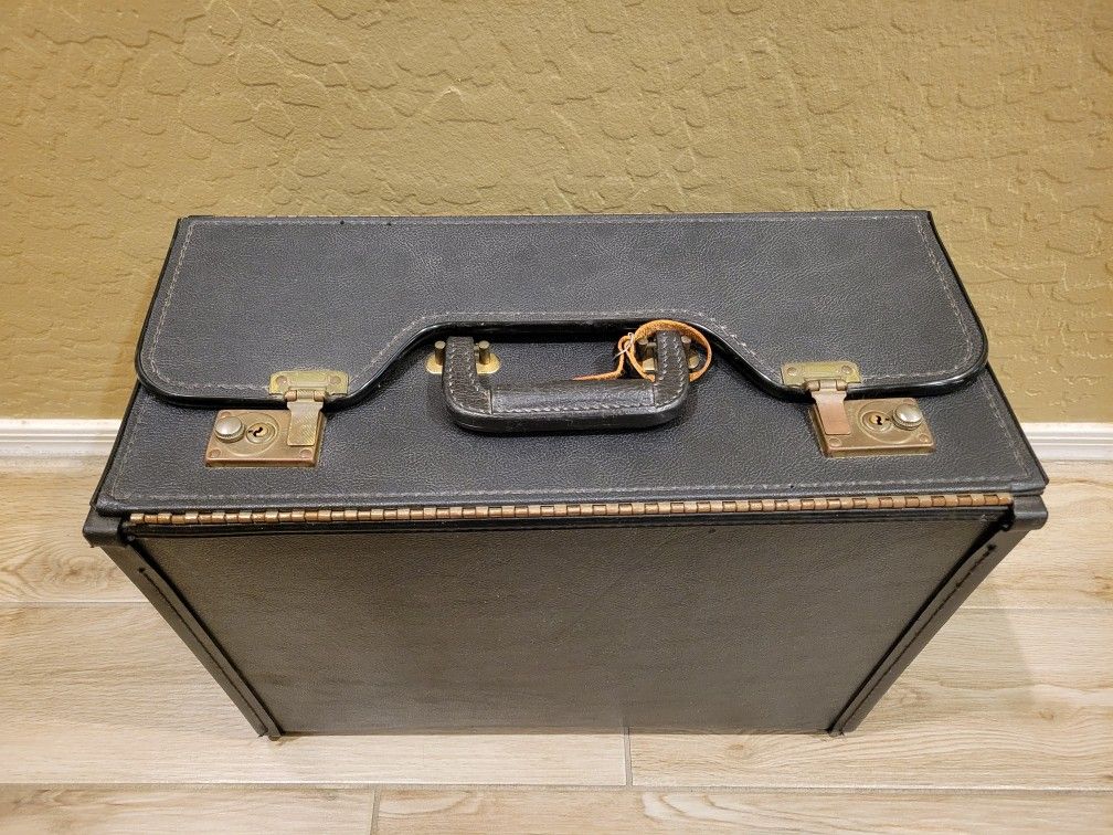 Durable Vintage Stebco Briefcase for Professionals or Collectors
BLACK