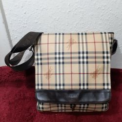 Burberry london Nova Check Crossbody Bag.

Condition: Gently used shows light sign of wear see photos for condition and measurements 