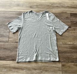 Chico’s women’s size 3 (women’s size XL) stretch v-neck short sleeve shirt, new with tags