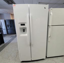 GE Side‑by‑Side Fridge – White, Ice & Water Dispenser