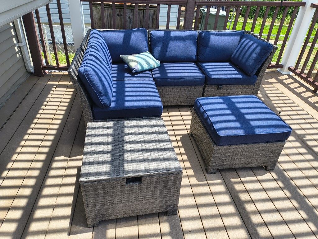 Modular Grey Patio 4 piece L shaped sofa sectional For Sale
- From pet free, smoke free home
- 6 pieces can be separated and rearranged