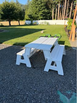 White plastic picnic table