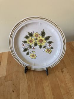 Set of 2 Crown Manor Daisy Spring Daisy Salad/Dessert Plates