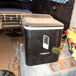 Igloo countertop ice maker.