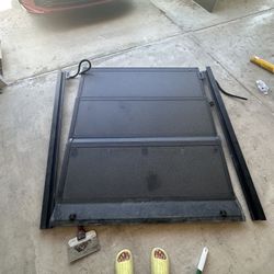 2023 Jeep Gladiator pickup truck tonneau cover, 90% new, non-destructive installation, please quote