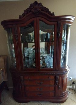 China Hutch    $125 * Beautiful Furniture*