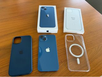 Unlocked Apple iPhone 13 128GB in Mint condition with 2 cases!